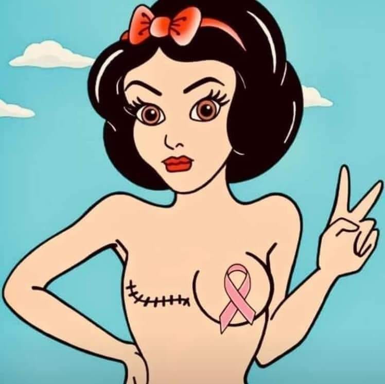 Image de Blanche-Neige faisant le signe V de la Victoire avec la main gauche: victoire sur le cancer du sein. Sur cette image, Blanche Neige est représentée torse-nu avec une cicatrice sur le sein droit qui a subi une ablation. Sur le sein G est apposé le ruban rose symbole d'octobre rose.